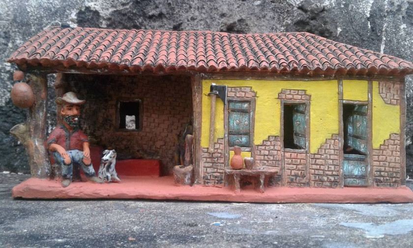 Artesanato de Goiás Macaque in the trees