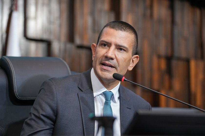 Aliados querem ver pr&eacute;‑candidato Douglas nas ruas