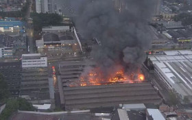 Inc&ecirc;ndio atinge distribuidora de tintas em Diadema e interdita avenida