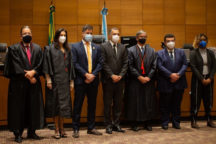 {'nm_midia_inter_thumb1':'https://www.correiodamanha.com.br/_midias/jpg/2026/03/31/280x175/1_51149720120_e8f191cc2d_o-574245.jpg', 'id_midia_tipo':'2', 'id_tetag_galer':'', 'id_midia':'69cc6a2e90a29', 'cd_midia':574245, 'ds_midia_link': 'https://www.correiodamanha.com.br/_midias/jpg/2026/03/31/51149720120_e8f191cc2d_o-574245.jpg', 'ds_midia': 'Ao lado de deputados e desembargadores do Tribunal Misto (TEM), o sucessor de Mello Tavares, desembargador Henrique Figueira ', 'ds_midia_credi': 'Felipe Cavalcanti/TJRJ', 'ds_midia_titlo': 'Ao lado de deputados e desembargadores do Tribunal Misto (TEM), o sucessor de Mello Tavares, desembargador Henrique Figueira ', 'cd_tetag': '1', 'cd_midia_w': '840', 'cd_midia_h': '560', 'align': 'Clear'}