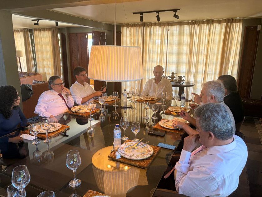 Equipe do Correio da Manhã acompanha entrevista do candidado José Roberto Arruda Macaque in the trees