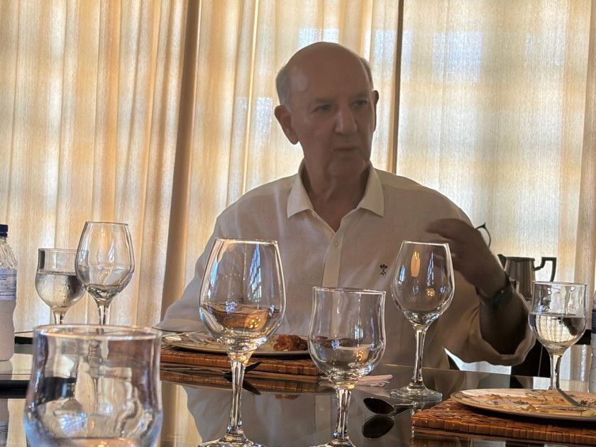 José Roberto Arruda concede entrevista, durante almoço na "Casa Correio da Manhã" Macaque in the trees