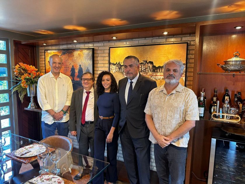 José Roberto Arruda (E), Rudolfo Lago, Beatriz Matos, Claudio Magnavita e William França, durante almoço na "Casa Correio da Manhã" Macaque in the trees