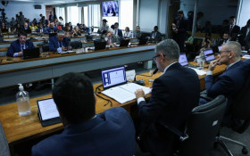 Relat&oacute;rio de CPI naufraga, mas acirra crise entre poderes