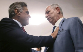 Ciro Gomes joga um jogo ensaiado no PSDB com A&eacute;cio Neves