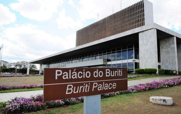 Candidatos ao governo do Distrito Federal votam neste domingo