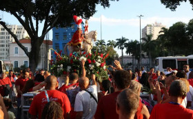 Dia de S&atilde;o Jorge re&uacute;ne fi&eacute;is em celebra&ccedil;&atilde;o no centro do Rio