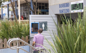 Faces de quem usa o banheiro