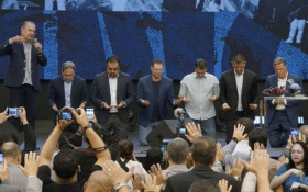 Fl&aacute;vio Bolsonaro se reaproxima de Malafaia