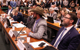 Invasores do plen&aacute;rio suspensos no Conselho de &Eacute;tica