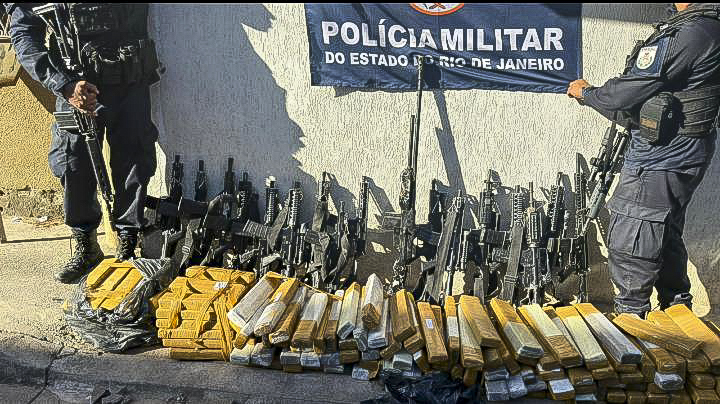 PM apreende armamento pesado na Zona Oeste