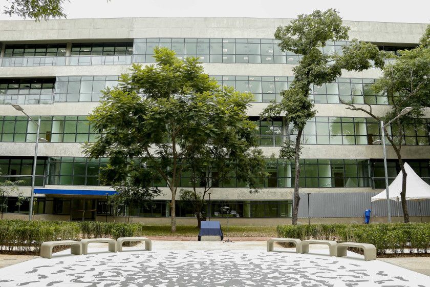Cruesp prop&otilde;em reajuste salarial