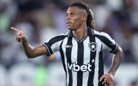 Sob olhar de Ancelotti, Danilo mant&eacute;m vivo sonho da Copa do Mundo