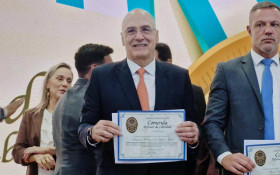 Presidente da Fecom&eacute;rcio RJ recebe Comenda Defensor P&uacute;blico da Liberdade