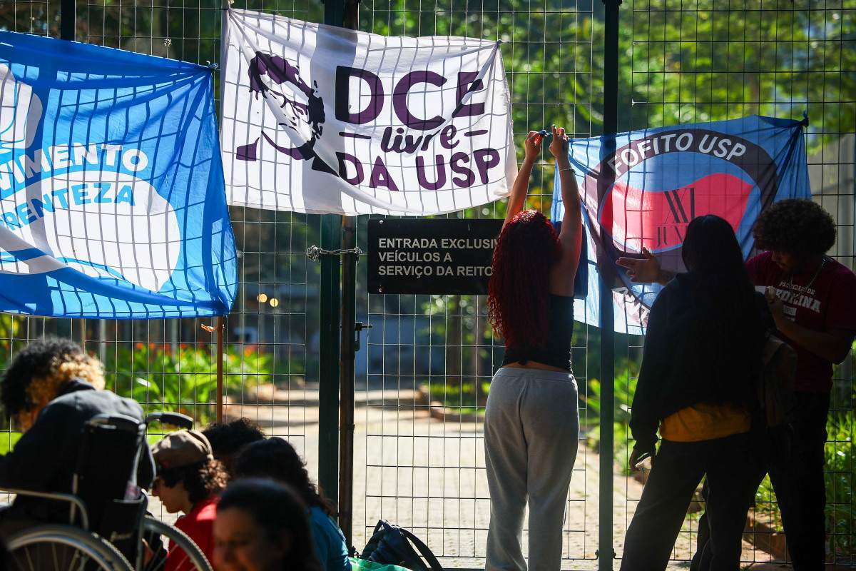 Estudantes bloqueiam reitoria da USP ap&oacute;s impasse