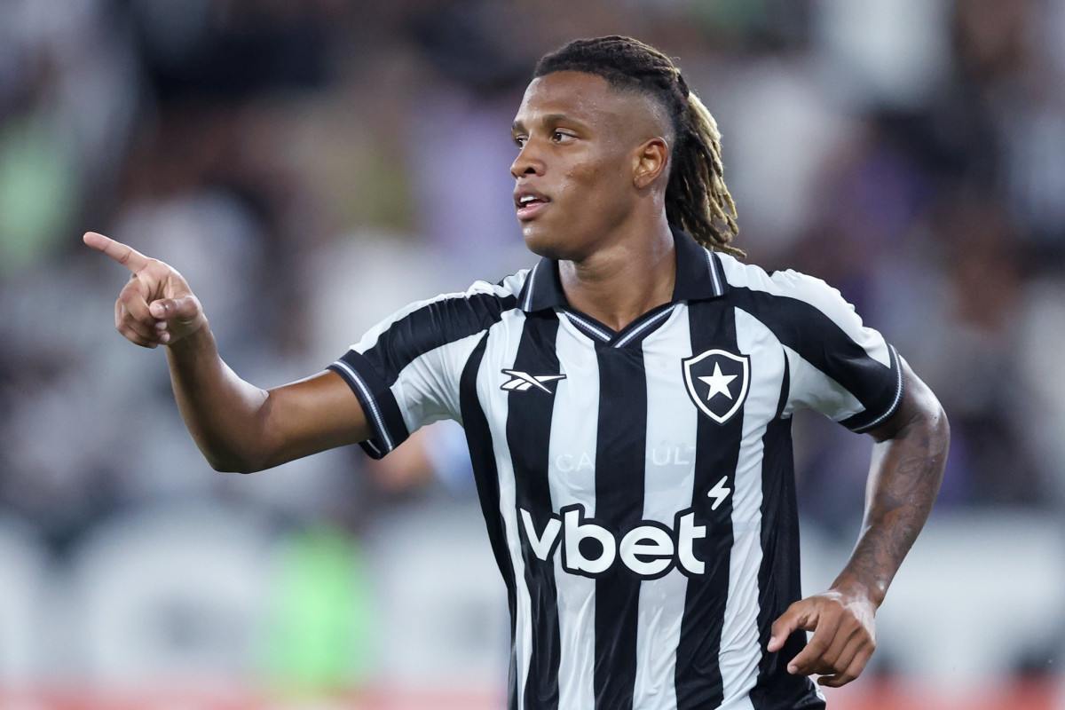 Sob olhar de Ancelotti, Danilo mant&eacute;m vivo sonho da Copa do Mundo
