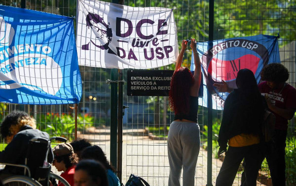 Estudantes bloqueiam reitoria da USP ap&oacute;s impasse