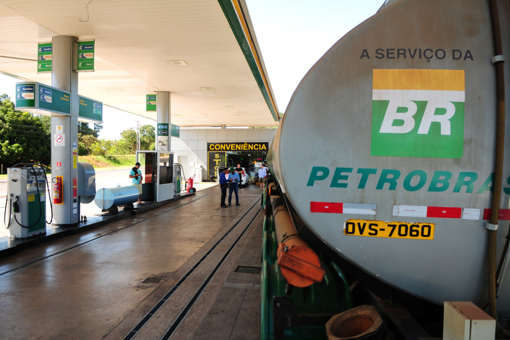 BRASILIANAS | DF sanciona ades&atilde;o ao programa federal que pode reduzir o diesel em at&eacute; R$ 1,20