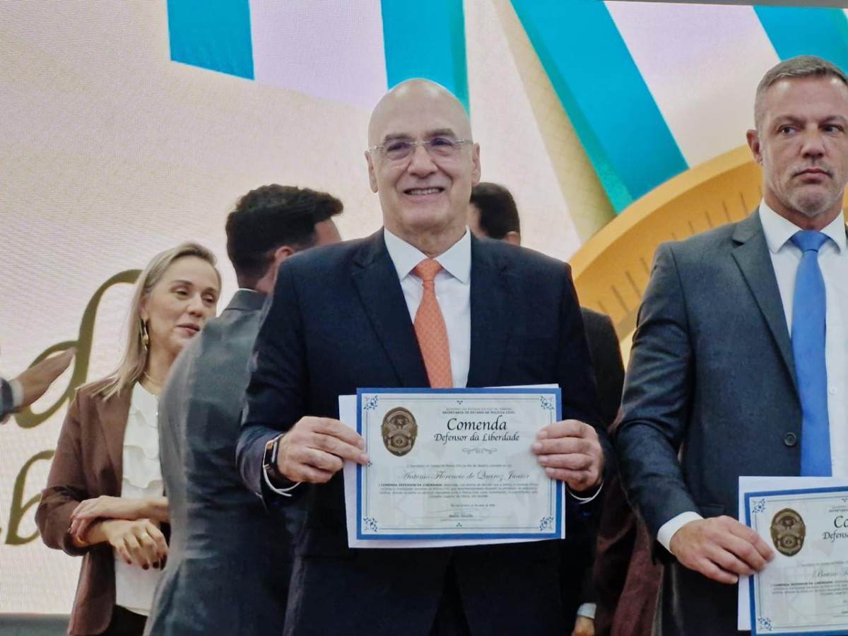 Presidente da Fecom&eacute;rcio RJ recebe Comenda Defensor P&uacute;blico da Liberdade