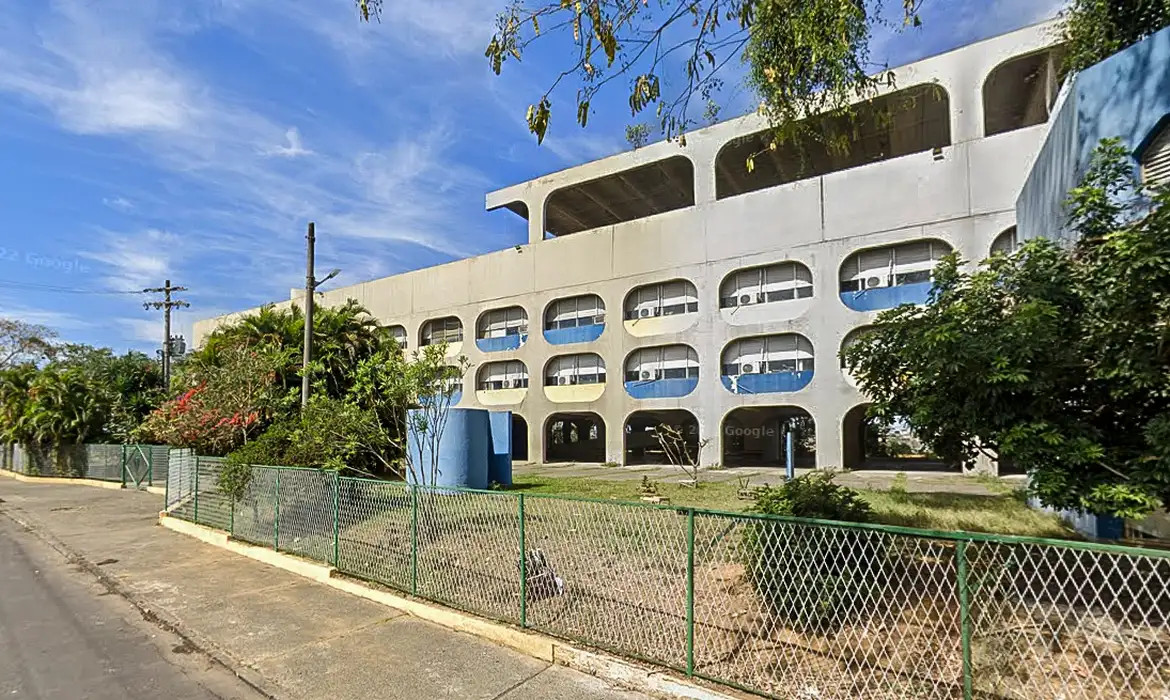 Explos&atilde;o de artefato em escola de Belford Roxo fere 8 alunos