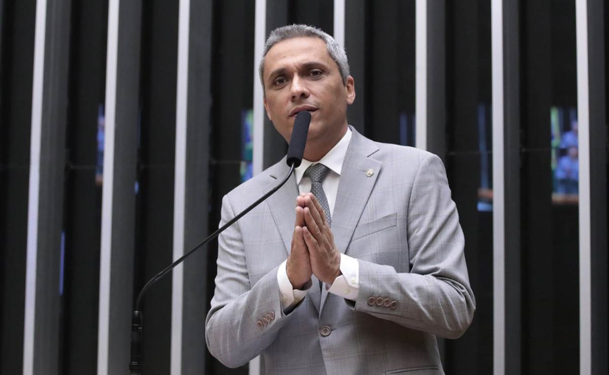 Deputado quer pena mais severa a menores