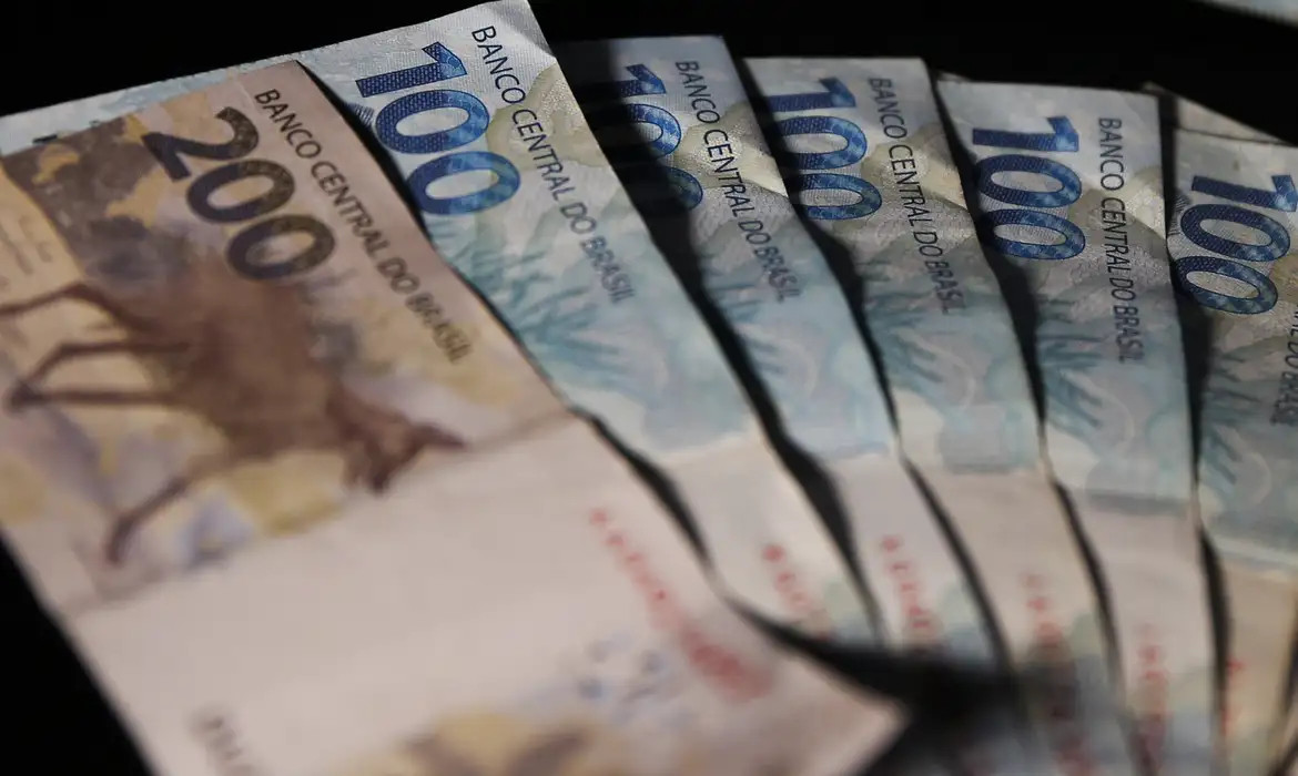 Renda m&eacute;dia mensal dos brasileiros chega a R$ 3.367 em 2025 e bate novo recorde