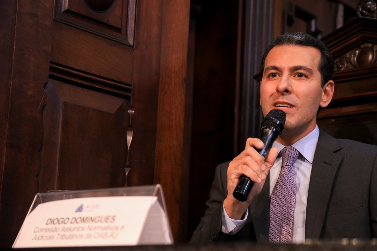 Membro da Comissão de Assuntos Normativos e Judiciais Tributários da OAB-RJ, Diogo Domingues