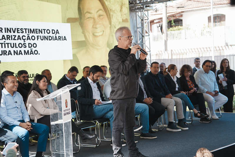 C&acirc;mara participa da entrega de escrituras na zona leste