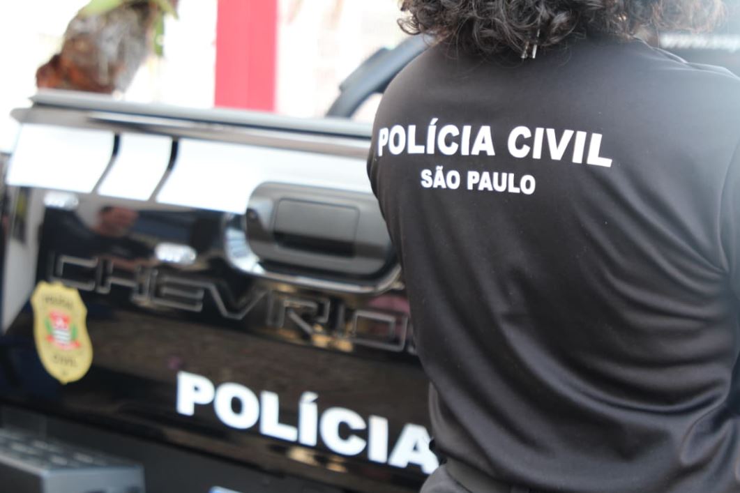 Pol&iacute;cia apreende pe&ccedil;as falsificadas
