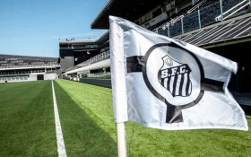 Santos paga sal&aacute;rios, mas ainda deve