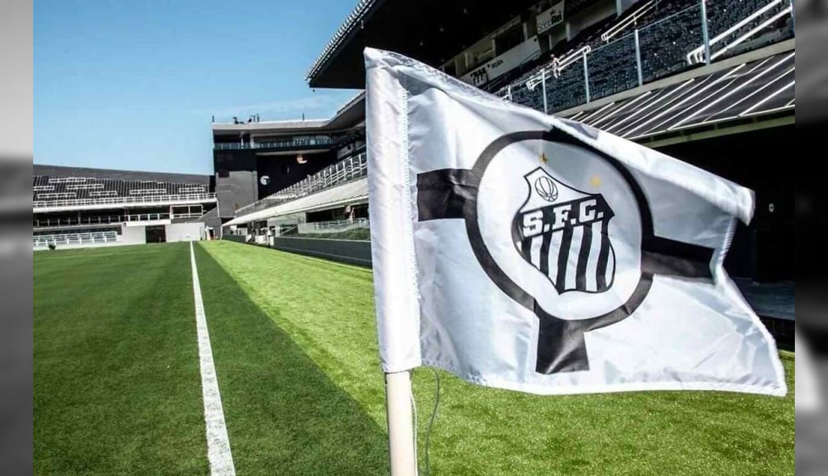 Santos paga sal&aacute;rios, mas ainda deve