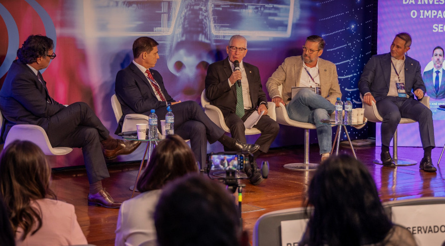 Carl&atilde;o media painel sobre seguran&ccedil;a com Derrite