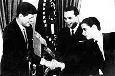 Durante encontro com John Kennedy, Rubem Medina e o jornalista Murilo Nery