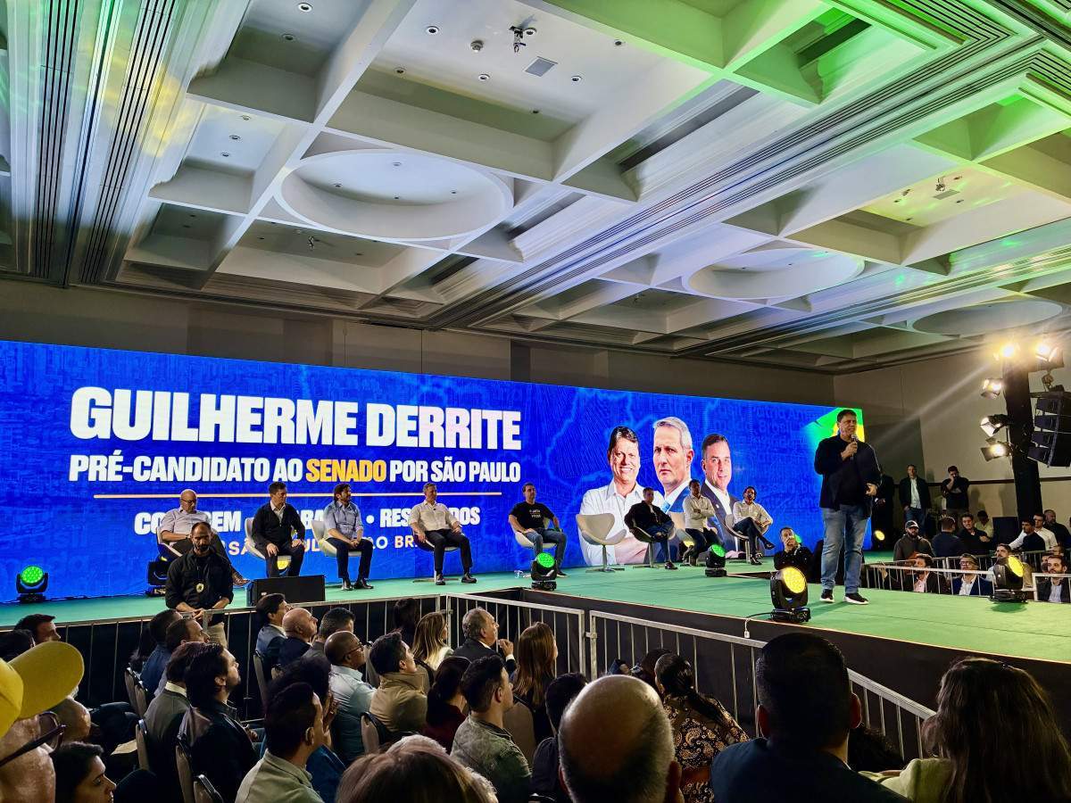 &Aacute;udio de Bolsonaro em ato com Fl&aacute;vio pode configurar viola&ccedil;&atilde;o, diz especialista