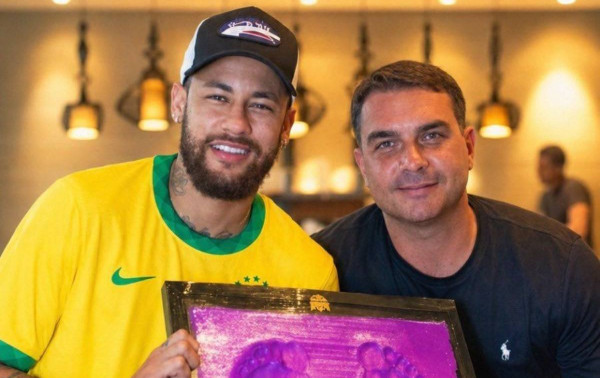 Eduardo e Fl&aacute;vio Bolsonaro reagem &agrave; convoca&ccedil;&atilde;o de Neymar para a Copa