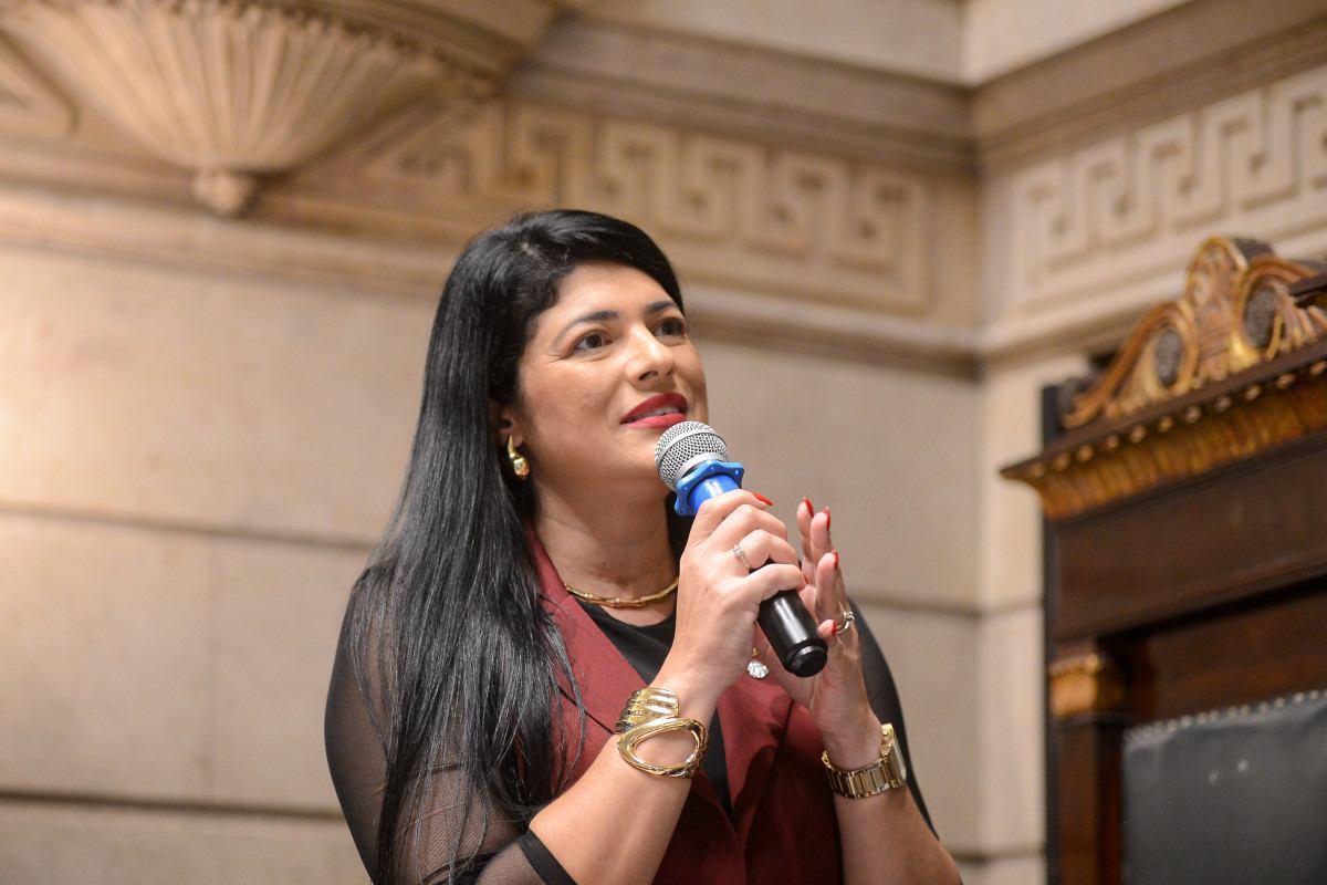Vereadora Alana Passos durante fala no evento realizado na noite desta segunda