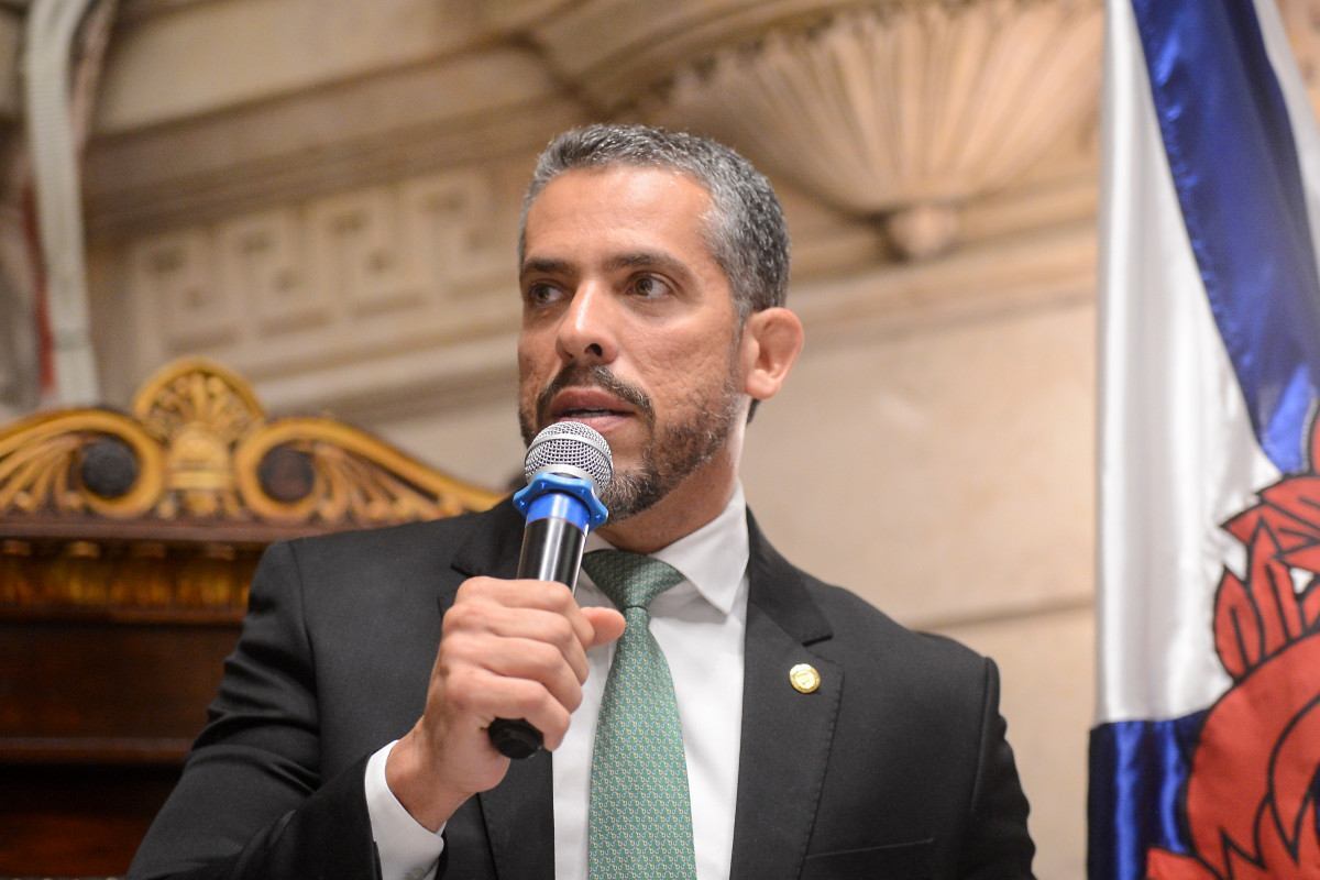 Deputado Estadual Rodrigo Amorim durante fala na homenagem a Ruas