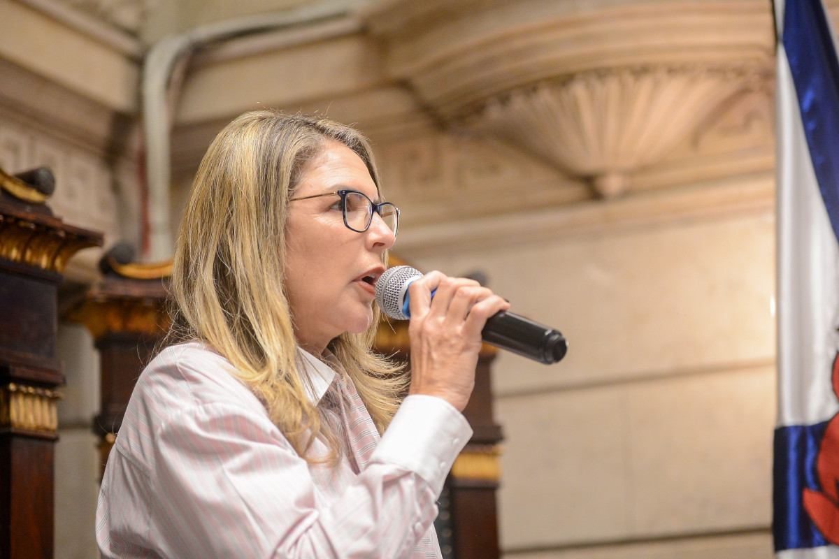 Vereadora Gigi Castilho durante a homenagem a Douglas Ruas