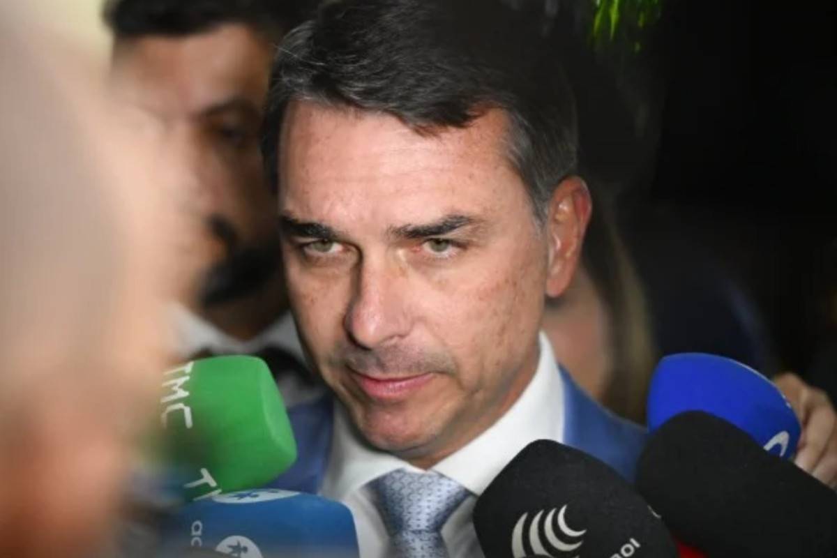 Flávio Bolsonaro disse ter se encontrado com Daniel Vorcaro para colocar "ponto final" sobre financiamento de filme