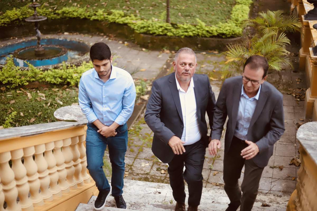 Eduardo Paes e João Drumond sendo recebidos pelo anfitrião, vereador Júnior Coruja