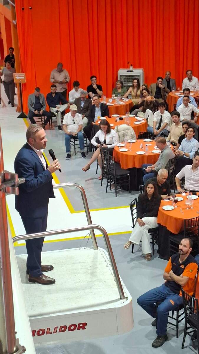 O diretor-geral da Crossfox Indústria, Halison Gris, durante sua fala na inauguração