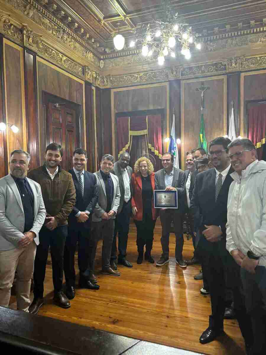 O homenageado Eduardo Paes ladeado por parlamentares petropolitanos durante a solenidade