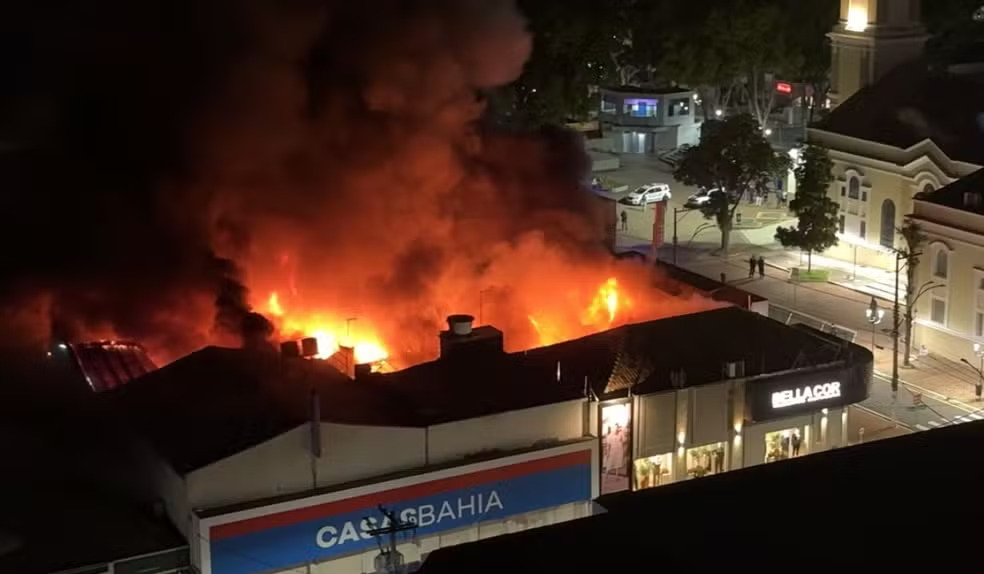 Inc&ecirc;ndio destr&oacute;i loja das Casas Bahia no Centro em Santa B&aacute;rbara d'Oeste