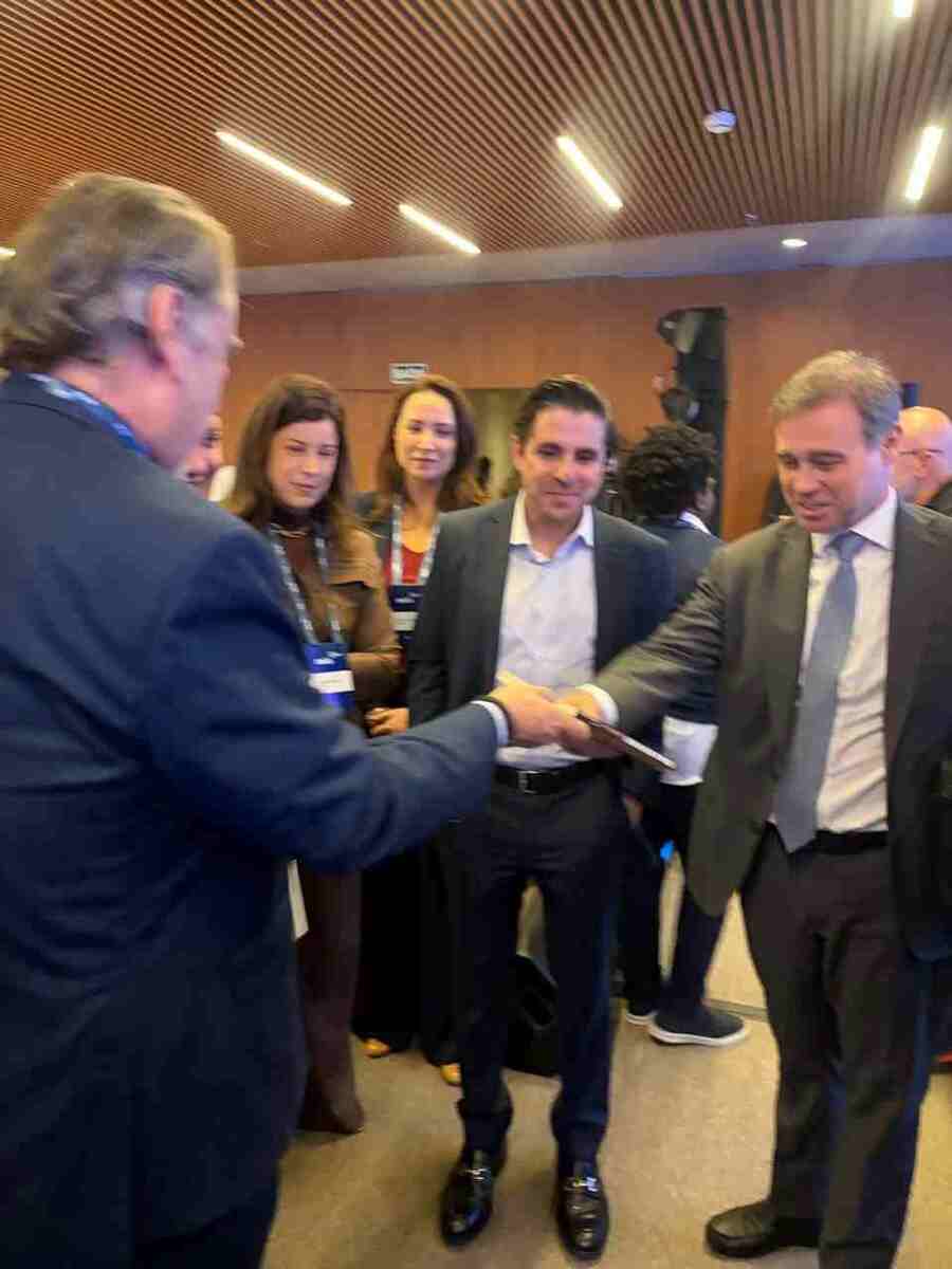 O ministro André Mendonça, vice-presidente do TSE, também recebeu o livro sobre Niomar Bittencourt, da Editora CM. Na foto, Mendonça durante conversa com Magnavita