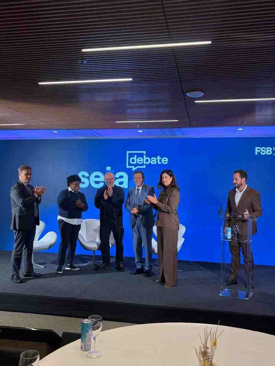 O ministro André Mendonça; a mestra em IA pela Unicamp, Nina da Hora; o fundador da TDS Company, Silvio Meira; o ministro Nunes Marques; e Camila Cavalcanti, CEO da Seta; durante o seminário em Brasília