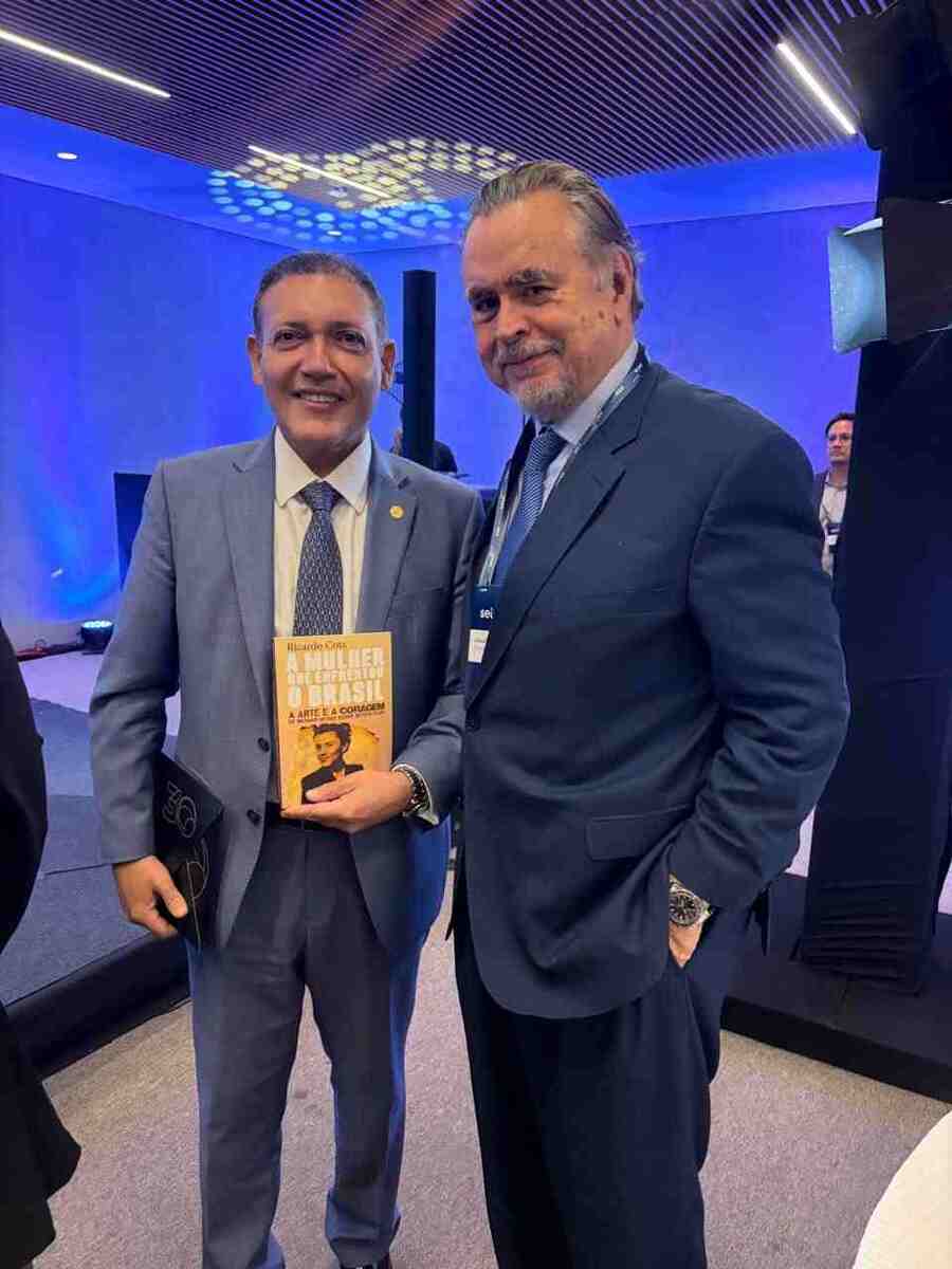 O publisher do Correio da Manhã, Cláudio Magnavita, entregou em mãos ao presidente do TSE, ministro Nunes Marques, o livro ’A Mulher Que Enfrentou o Brasil: A Arte e a Coragem de Niomar Moniz Sodré Bittencourt’