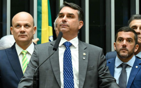 Alcolumbre senta em cima de CPI. Fl&aacute;vio Bolsonaro e Lindbergh reagem
