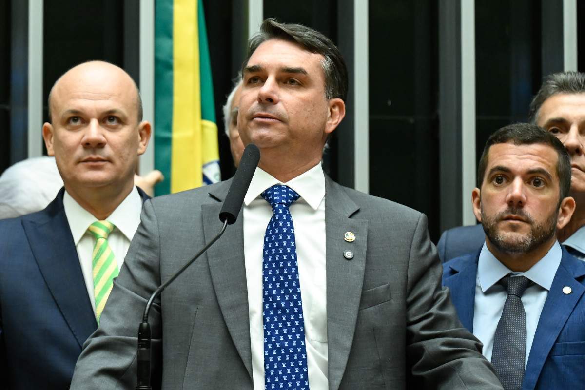 Alcolumbre senta em cima de CPI. Fl&aacute;vio Bolsonaro e Lindbergh reagem