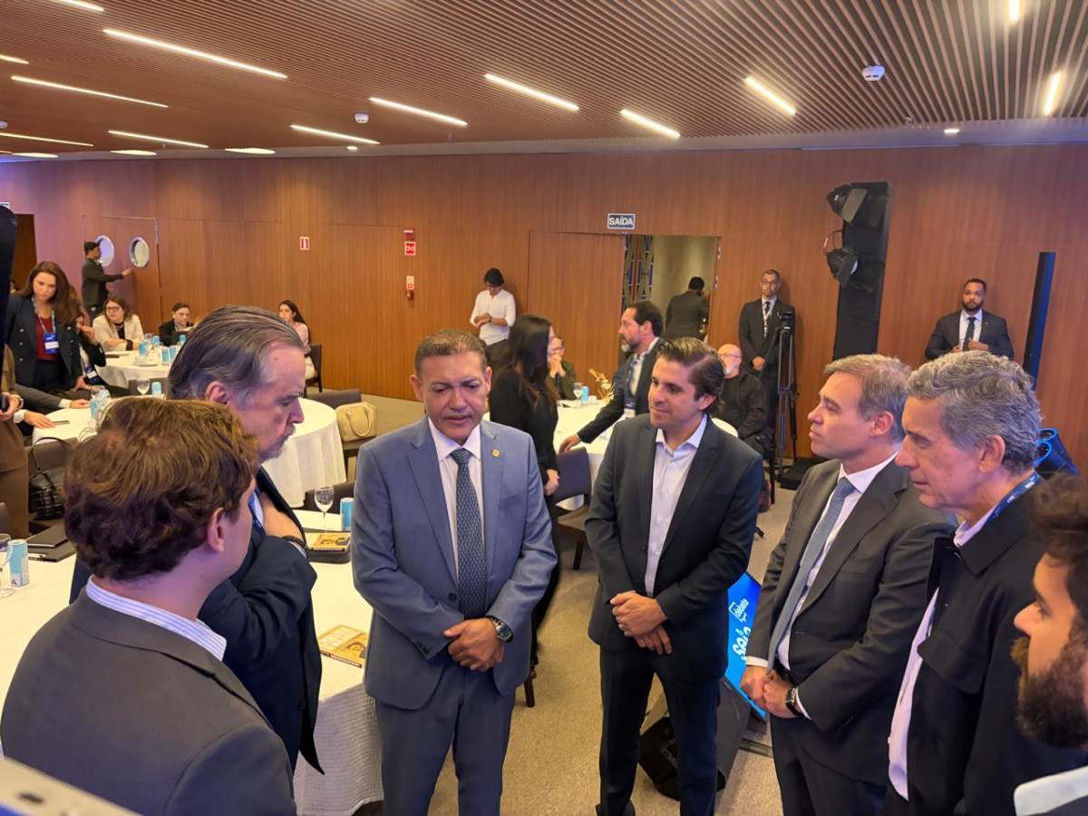 O publisher do Correio da Manhã, Cláudio Magnavita; e o vice-presidente Paulo Cappelli (e), com o ministro Nunes Marques; Gustavo Biscassi, vice-presidente da Coca-Cola na América Latina; o ministro André Mendonça; e Marcos Trindade, CEO da FSB Holding