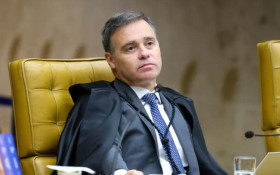 Andr&eacute; Mendon&ccedil;a aponta interfer&ecirc;ncia de Castro em repasses ao Master